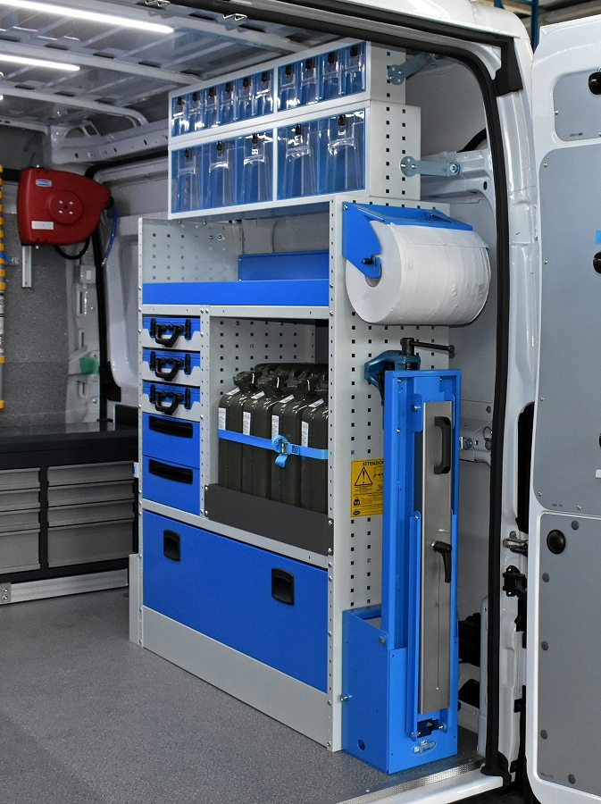 étagère pour liquides avec bidons métalliques on fourgon Syncro Suisse