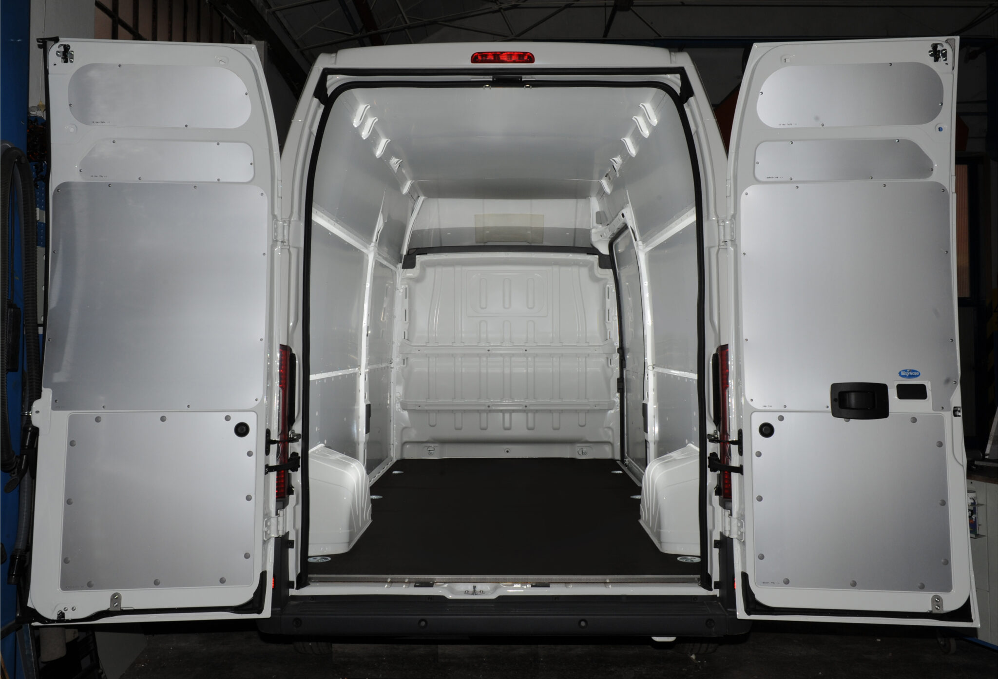 van avec couverture complète de Syncro Suisse